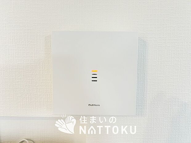 【TVモニター付インターホン】玄関の子機にカメラが付いており、来訪者の顔を確認できるため、音声だけの対応とは安心感が違います。
また、ハンズフリー通話で受話器を持つわずらわしさを解消できます。