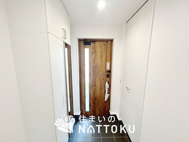 【現地写真(玄関)】玄関には、大型のシューズ収納を設置しています。