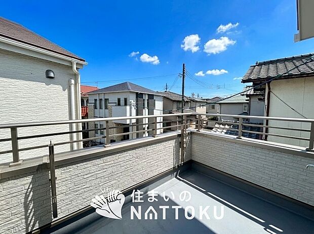 【バルコニー】奥行きが広く、洗濯物をゆったりと干せる十分な広さで、家族の洗濯も捗ります。