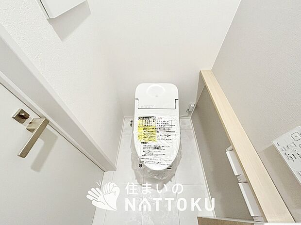 【トイレ】汚れてもサッとひと拭きでお手入れ簡単、エコ仕様の温水洗浄便座付きのトイレです。
バリアフリーにも配慮しています。
