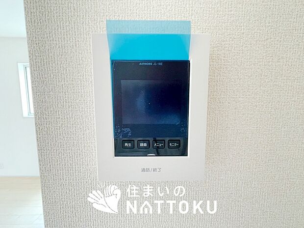 【TVモニター付インターホン】録画機能付きで、自動録画のほか、手動録画もできます。
受話、呼出音量の調整、明るさ調整が可能です。また、来訪者をズーム機能でズームアップして確認できます。