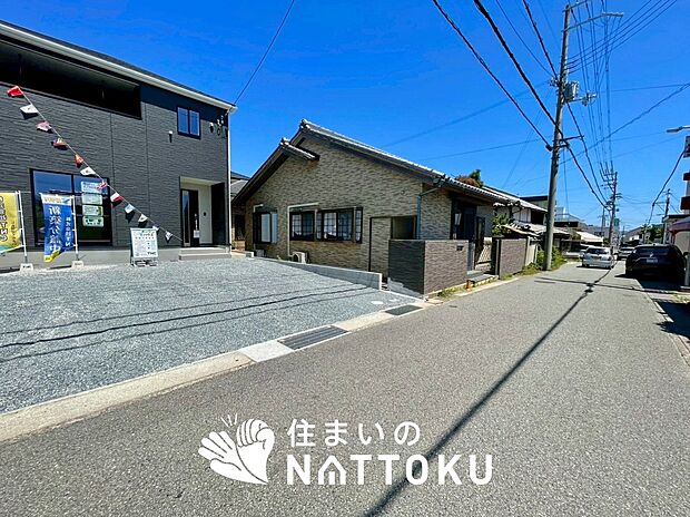 【現地写真(前道含む外観)】軽くて火災に強い屋根材を採用し、地震時の建物への負担や揺れを軽減しています。
