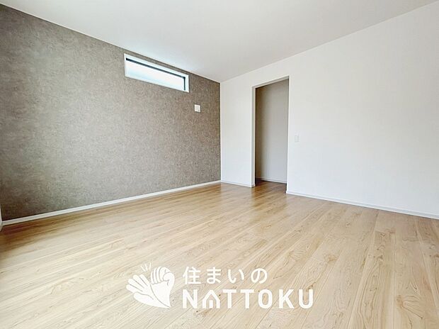【現地写真(寝室)】木目の美しさを際立たせるシンプルデザインの建具を使用しています。