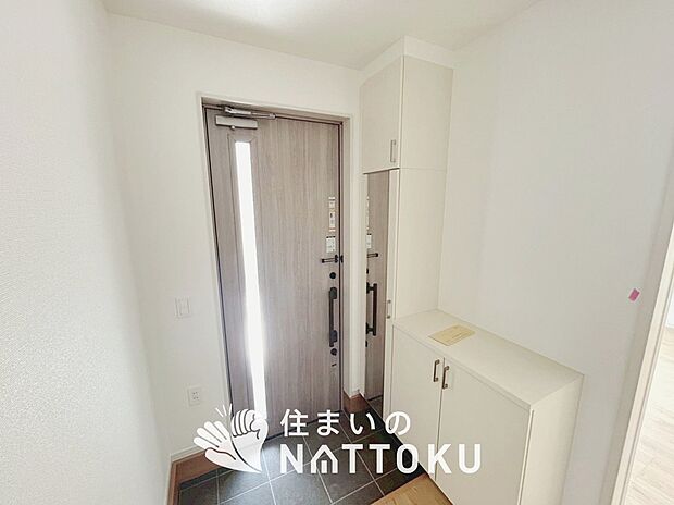 【現地写真(玄関)】玄関には、大型のシューズ収納を設置しています。
