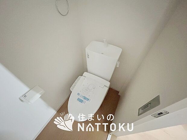 【トイレ】汚れてもサッとひと拭きでお手入れ簡単、エコ仕様の温水洗浄便座付きのトイレです。
バリアフリーにも配慮しています。