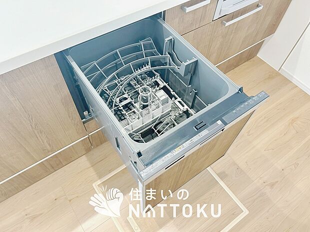 【食器洗い乾燥機】食後の時間にゆとりを与えてくれる食器洗い乾燥機。
操作ボタンも上面にあるので、腰をかがめずに操作ができラクラクです。