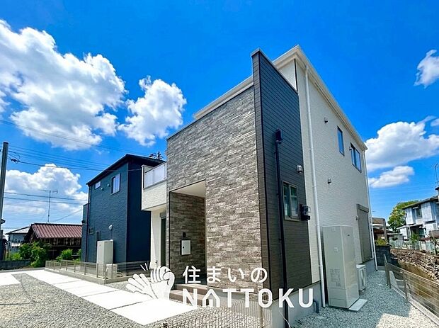 【現地写真(街並み)】軽くて火災に強い屋根材を採用し、地震時の建物への負担や揺れを軽減しています。