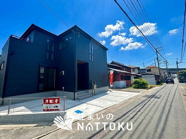 【現地写真(前道含む外観)】健康被害に配慮したもっとも安全性の高い建材を採用し、シックハウス対策をしております。