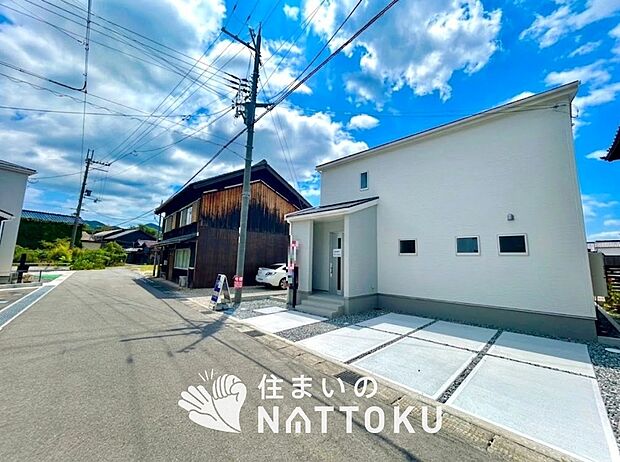 【現地写真(前道含む外観)】軽くて火災に強い屋根材を採用し、地震時の建物への負担や揺れを軽減しています。
