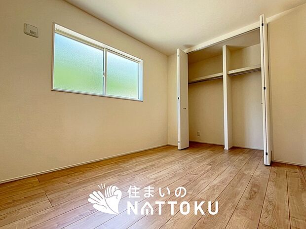 【現地写真(洋室)】木目の美しさを際立たせるシンプルデザインの建具を使用しています。