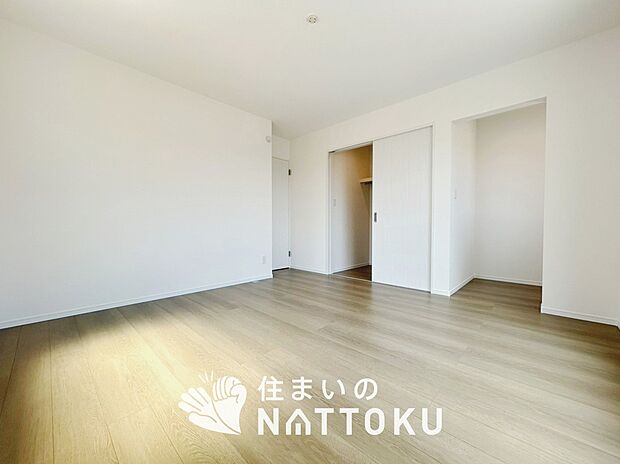 【現地写真(寝室)】木目の美しさを際立たせるシンプルデザインの建具を使用しています。