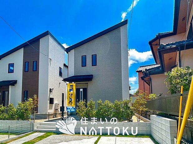 【現地写真(外観)【A号地】】軽くて火災に強い屋根材を採用し、地震時の建物への負担や揺れを軽減しています。
