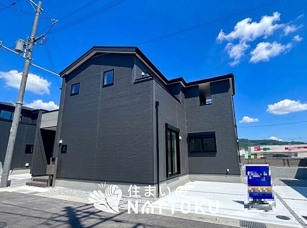 【現地写真(外観)【2号地】】軽くて火災に強い屋根材を採用し、地震時の建物への負担や揺れを軽減しています。