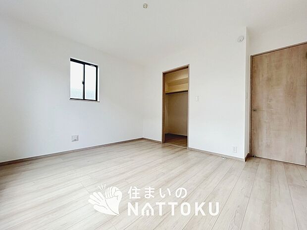 【現地写真(寝室)】木目の美しさを際立たせるシンプルデザインの建具を使用しています。