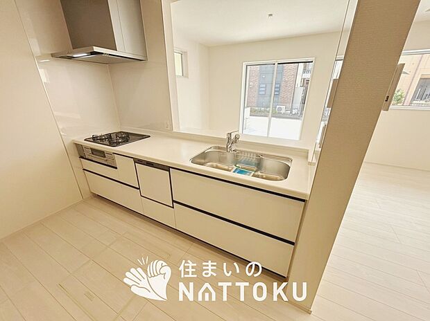 【現地写真（キッチン）】収納たっぷりのシステムキッチン、浄水器付水栓を標準装備しています。