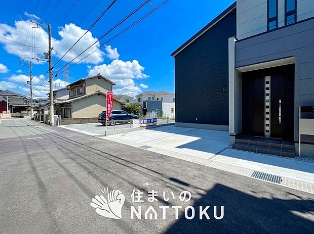 【現地写真（前道含む外観）】軽くて火災に強い屋根材を採用し、地震時の建物への負担や揺れを軽減しています。