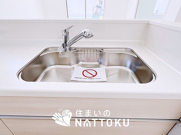 【浄水器内臓ハンドシャワー付シンク】広々とした凸型シンクに洗剤ポケットを標準装備。すっきり収納できます。
また、蛇口の先端に浄水器を内蔵しているため場所をとりません。