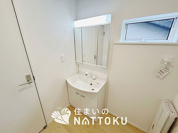 【洗面台・洗面所】鏡の両サイドは、必要なものを取出しやすく、大きな鏡面で朝の準備も快適。
使いやすいリフトアップ機能付きのシングルレバーシャワー水栓付です。