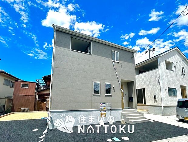 【現地写真(外観)【2号地】】軽くて火災に強い屋根材を採用し、地震時の建物への負担や揺れを軽減しています。