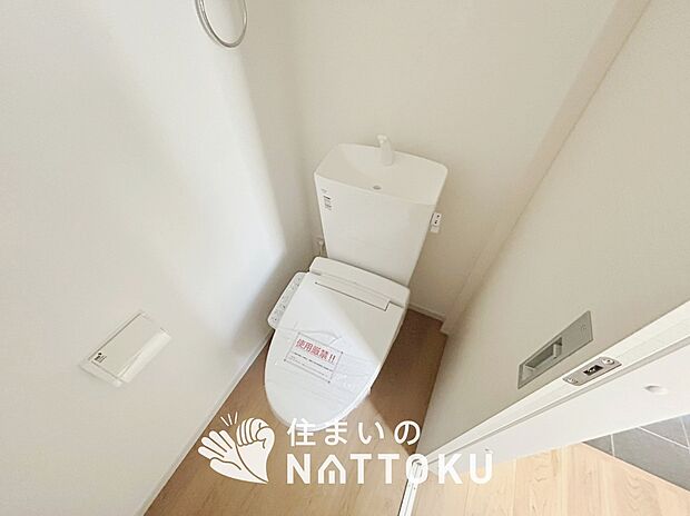 【トイレ】汚れてもサッとひと拭きでお手入れ簡単、エコ仕様の温水洗浄便座付きのトイレです。
バリアフリーにも配慮しています。