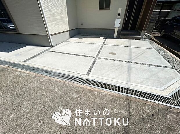 【現地写真(駐車場)】駐車スペースが広く、運転が苦手な方も安心です。