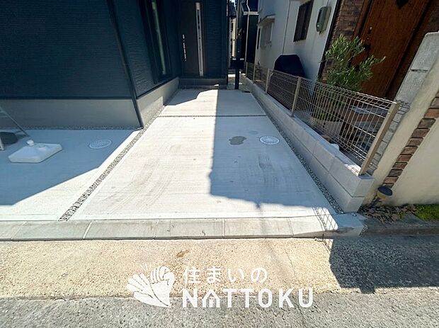 【現地写真（駐車場）】駐車スペースが広く、運転が苦手な方も安心です。