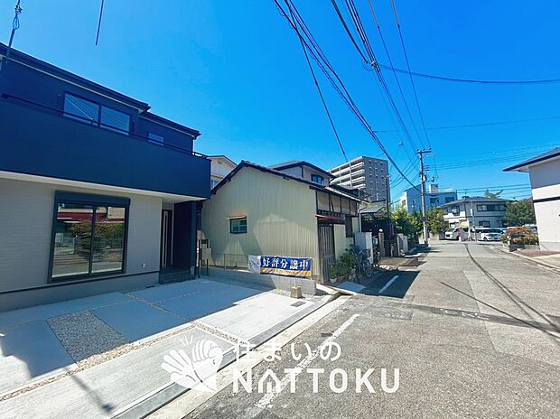 【現地写真（前道含む外観）】健康被害に配慮したもっとも安全性の高い建材を採用し、シックハウス対策をしております。