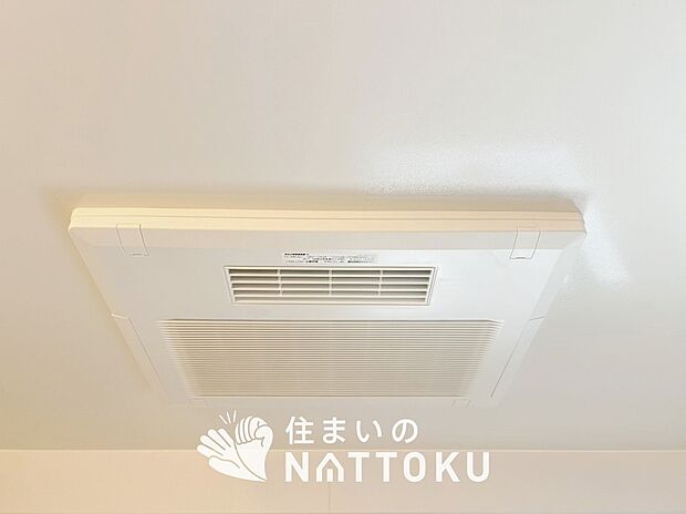 【電気式浴室暖房換気乾燥機】寒い冬場はあたたかく、暑い夏場は扇風機のような心地よさです。
雨の日は、浴室が衣類乾燥スペースになります。