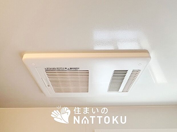 【浴室暖房換気乾燥機】入浴後の水滴や湿気を排出し、カビの発生や臭いを抑制します。
雨の日の洗濯物にも効果的です。