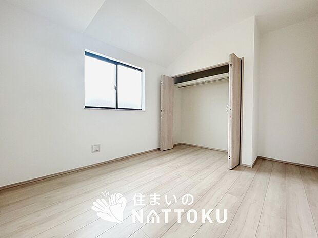 【現地写真(洋室)】木目の美しさを際立たせるシンプルデザインの建具を使用しています。