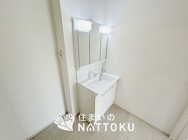 【洗面台・洗面所】鏡の両サイドは、必要なものを取出しやすく、大きな鏡面で朝の準備も快適。
使いやすいリフトアップ機能付きのシングルレバーシャワー水栓付です。