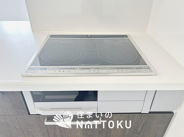【ビルトインコンロ】フラットな構造で清掃性が高く、過熱防止センサー付３口タイプで日頃の家事も快適です。