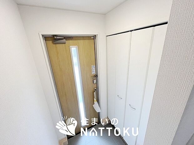 【現地写真（玄関）】玄関には、大型のシューズ収納を設置しています。
