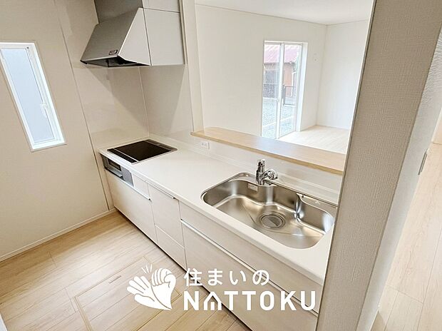 【現地写真（キッチン）】収納たっぷりのシステムキッチン、浄水器付水栓を標準装備しています。