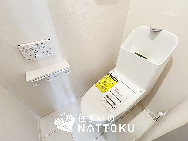 【トイレ】汚れてもサッとひと拭きでお手入れ簡単、エコ仕様の温水洗浄便座付きのトイレです。
バリアフリーにも配慮しています。