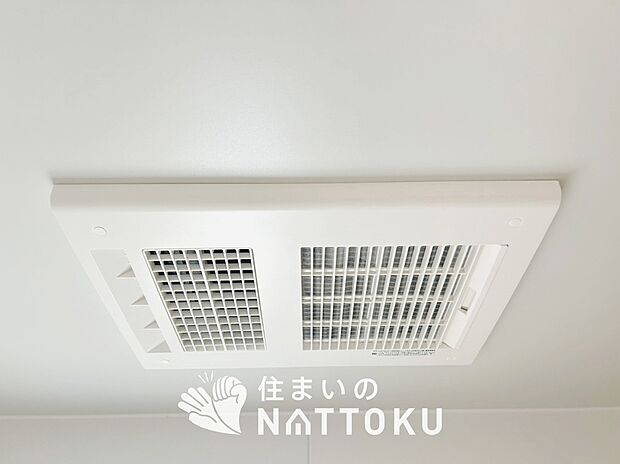 【浴室暖房換気乾燥機】サイドブロー機能で、乾燥効率アップです。
サイドに吹き出しを搭載することにより浴室内を端まで循環する気流ができ、さらに省エネ性能がアップします。