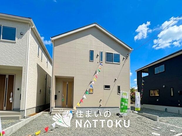 【現地写真（外観）【４号地】】雨で汚れを落とし、耐久性・耐候性に優れた外壁を使用しています。