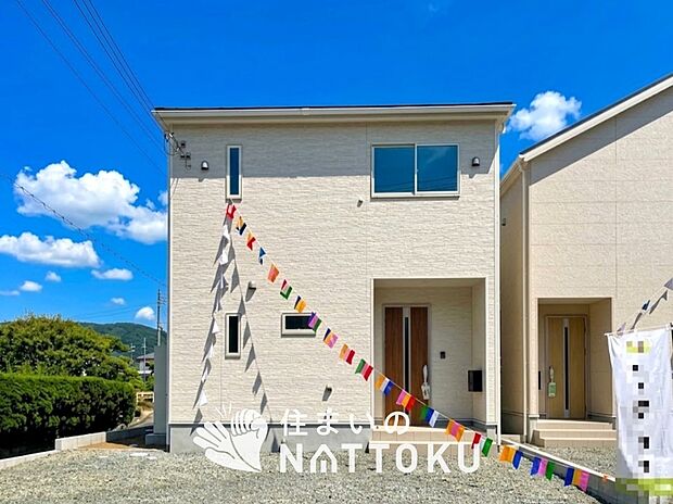 【現地写真（外観）【５号地】】軽くて火災に強い屋根材を採用し、地震時の建物への負担や揺れを軽減しています。