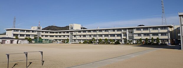 姫路市立糸引小学校(約1,500m)