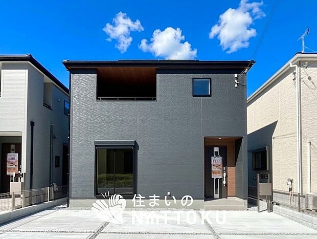 【現地写真(外観)【2号地】】軽くて火災に強い屋根材を採用し、地震時の建物への負担や揺れを軽減しています。