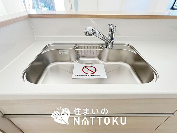 【浄水器内臓ハンドシャワー付シンク】広々とした凸型シンクに洗剤ポケットを標準装備。すっきり収納できます。
また、蛇口の先端に浄水器を内蔵しているため場所をとりません。