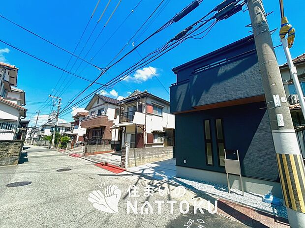 【現地写真(前道含む外観)】健康被害に配慮したもっとも安全性の高い建材を採用し、シックハウス対策をしております。