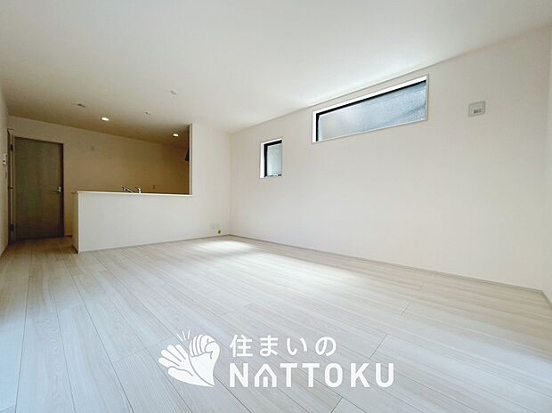 【現地写真(リビング)】フローリング材には、木目、色調など木材特有の風合いがあり、ナチュラルな美しさになっています。