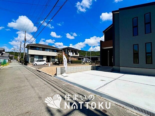 【現地写真(前道含む外観)】軽くて火災に強い屋根材を採用し、地震時の建物への負担や揺れを軽減しています。