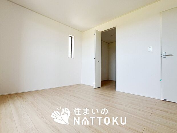 【現地写真(寝室)】木目の美しさを際立たせるシンプルデザインの建具を使用しています。
