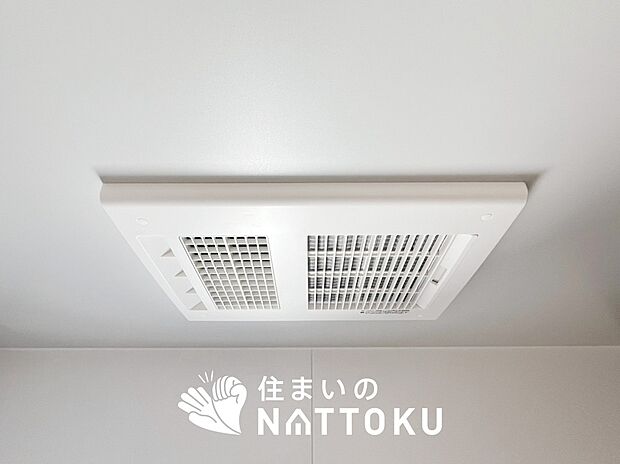 【浴室暖房換気乾燥機】サイドブロー機能で、乾燥効率アップです。
サイドに吹き出しを搭載することにより浴室内を端まで循環する気流ができ、さらに省エネ性能がアップします。