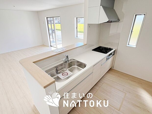 【現地写真(キッチン)】収納たっぷりのシステムキッチン、浄水器付水栓を標準装備しています。
