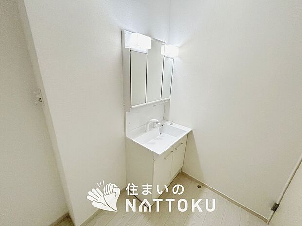 【洗面台・洗面所】鏡の両サイドは、必要なものを取出しやすく、大きな鏡面で朝の準備も快適。
使いやすいリフトアップ機能付きのシングルレバーシャワー水栓付です。