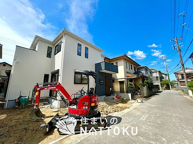 【現地写真(前道含む外観)】健康被害に配慮したもっとも安全性の高い建材を採用し、シックハウス対策をしております。