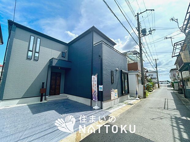 【現地写真(前道含む外観)】軽くて火災に強い屋根材を採用し、地震時の建物への負担や揺れを軽減しています。